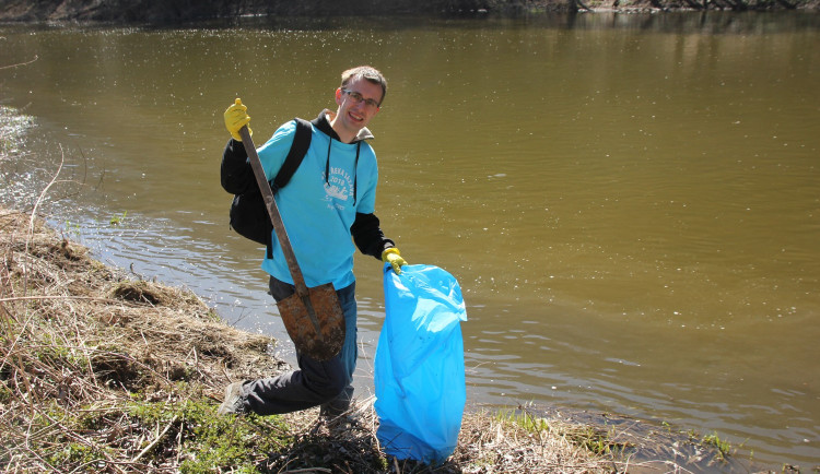 Na Vysočině začnou dobrovolníci příští týden čistit okolí silnic i břehy řeky Sázavy