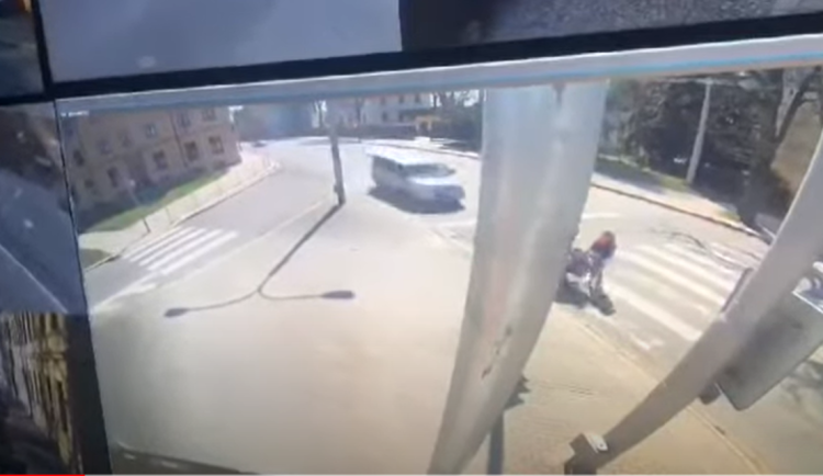 VIDEO: Děsivá srážka na jihlavské křižovatce. Rozjetý multivan smetl rodinu s kočárkem, chodkyně je těžce zraněna