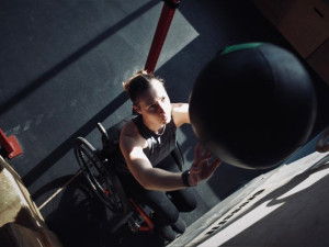 Covid Elišku upoutal na vozík a připravil i o sluch. Nechci se vzdát, říká olomoucká zdravotní sestřička