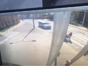 VIDEO: Děsivá srážka na jihlavské křižovatce. Rozjetý multivan smetl rodinu s kočárkem, chodkyně je těžce zraněna