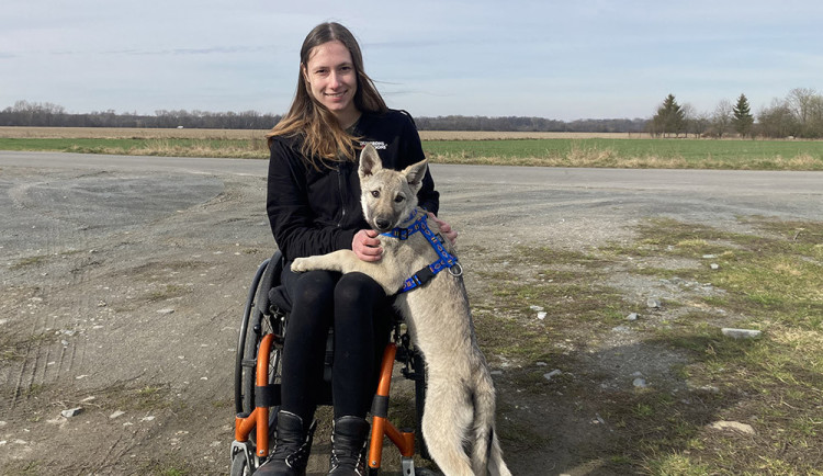Covid Elišku upoutal na vozík a připravil i o sluch. Nechci se vzdát, říká šestadvacetiletá zdravotní sestřička
