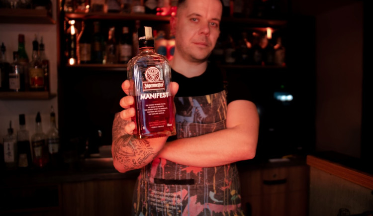 Své první hosty v baru si dodnes pamatuji, říká barman Petr Švanda