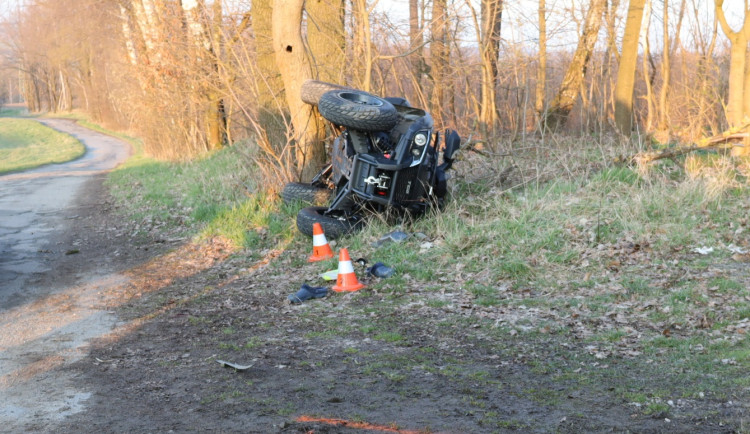 Opilý muž na čtyřkolce boural, na hlavě neměl přilbu. Letěl pro něj vrtulník