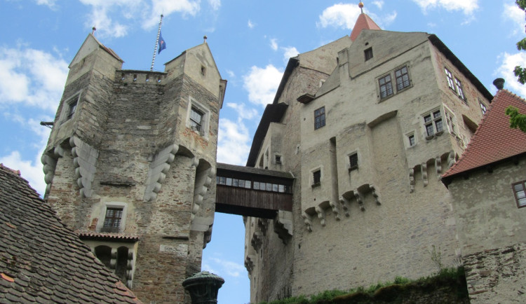 FOTO: Dvacet jednotek hasičů před 18 lety bojovalo s požárem hradu Pernštejn. Pak ho čekala rekonstrukce