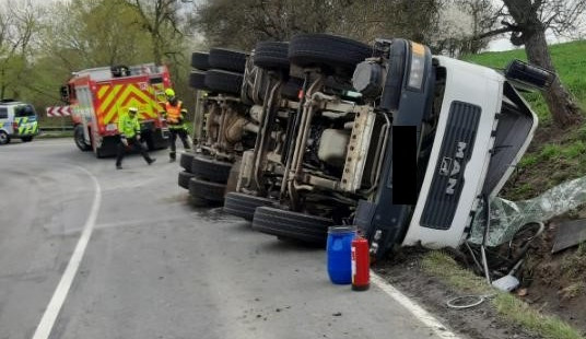 U Náměště havaroval řidič vezoucí beton, utrhla se s ním vozovka. Na řidiče čeká objížďka