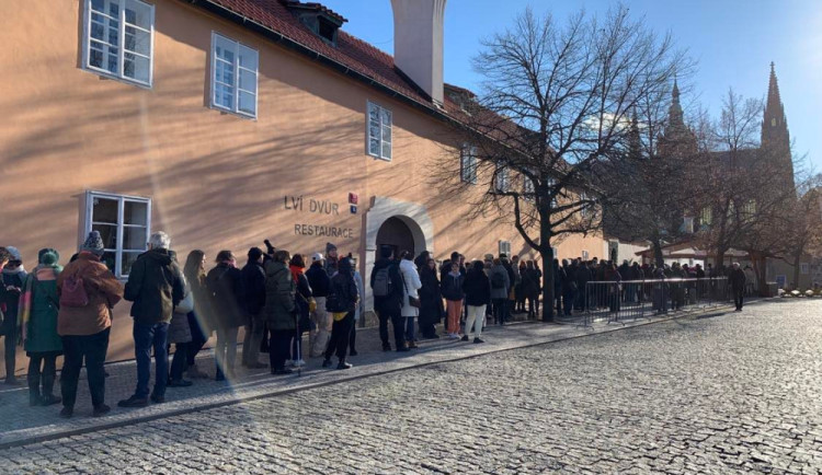 U kontrol se tvořily fronty