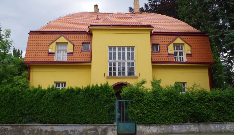 Žlutá jihlavská kráska je novou památkou Vysočiny. Vila ve Fibišce sloužila kojencům i úředníkům