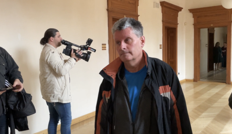 Skřípl čtyřletetého chlapce z Vysočiny ve dveřích a táhl ho desítky metrů za sebou. Špatná tramvaj, řekl soudu řidič