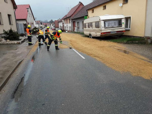 FOTO: Pivaři zapláčou. Mezi Cerekví a Kostelcem se vysypal ječmen na slad, silnice místy nebyla vidět