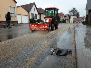 FOTO: Pivaři zapláčou. Mezi Cerekví a Kostelcem se vysypal ječmen na slad, silnice místy nebyla vidět