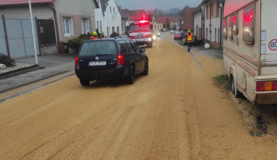 Pivaři zapláčou. Mezi Cerekví a Kostelcem se vysypal ječmen na slad, silnice místy nebyla vidět