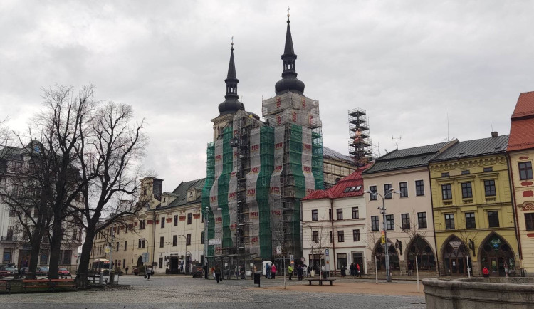 Kostel sv. Ignáce v Jihlavě bude mít po opravách pozměněnou barvu fasády. Řeší se i negativní dopad holubů