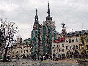 Kostel sv. Ignáce v Jihlavě bude mít po opravách pozměněnou barvu fasády. Řeší se i negativní dopad holubů