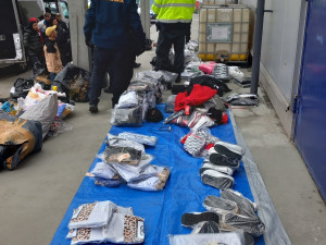 VIDEO: Cizinec v autě převážel padělky luxusních značek za 10 milionů. Podívejte se na zásah celníků