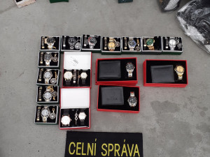 VIDEO: Cizinec v autě převážel padělky luxusních značek za 10 milionů. Podívejte se na zásah celníků