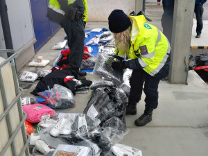 VIDEO: Cizinec v autě převážel padělky luxusních značek za 10 milionů. Podívejte se na zásah celníků