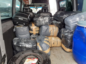 VIDEO: Cizinec v autě převážel padělky luxusních značek za 10 milionů. Podívejte se na zásah celníků