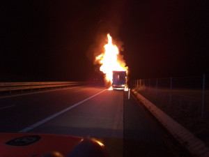 FOTO: Hasiči v noci na D1 hasili návěs kamionu. Ten hořel kvůli závadě na levém zadním kole
