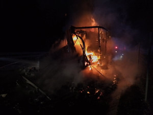 FOTO: Hasiči v noci na D1 hasili návěs kamionu. Ten hořel kvůli závadě na levém zadním kole