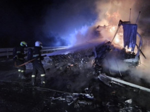FOTO: Hasiči v noci na D1 hasili návěs kamionu. Ten hořel kvůli závadě na levém zadním kole