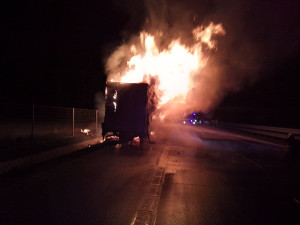 FOTO: Hasiči v noci na D1 hasili návěs kamionu. Ten hořel kvůli závadě na levém zadním kole