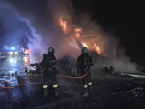 FOTO: Hasiči v noci na D1 hasili návěs kamionu. Ten hořel kvůli závadě na levém zadním kole