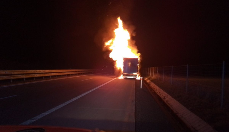 Hasiči v noci na D1 hasili návěs kamionu. Ten hořel kvůli závadě na levém zadním kole