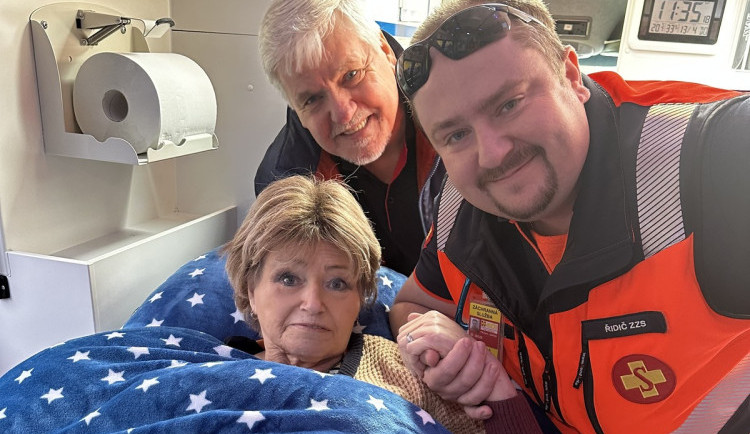 VIDEO: Zážitky a optimismus až do konce. Sanitka přání splnila sen Jarce, klientce paliativní péče v Pelhřimově