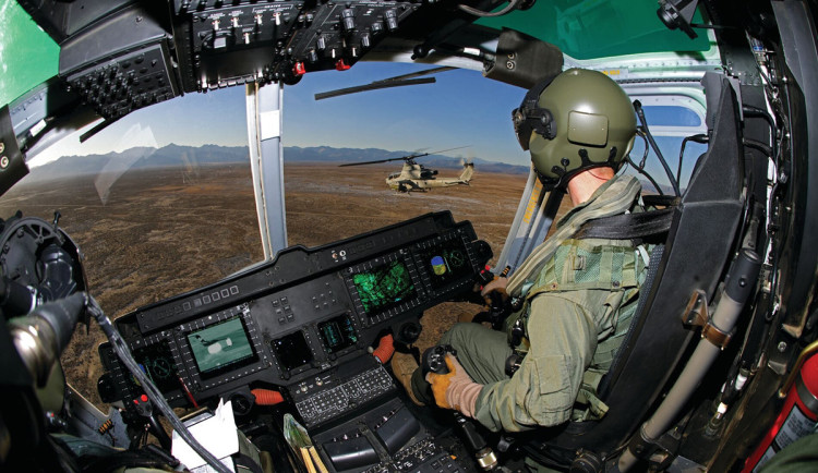 Z výcviku v USA se vrátili palubní technici z Náměště nad Oslavou, z nových vrtulníků budou umět i střílet