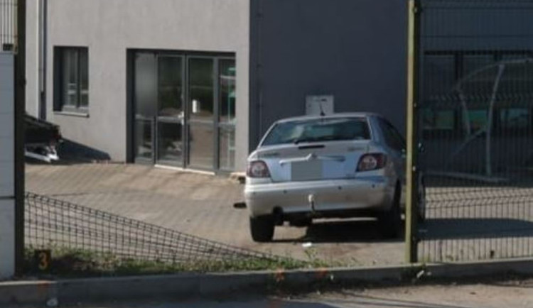 Opilý cizinec s téměř čtyřmi promile vyjel mimo silnici a projel oplocením v areálu firmy. Skončil v nemocnici