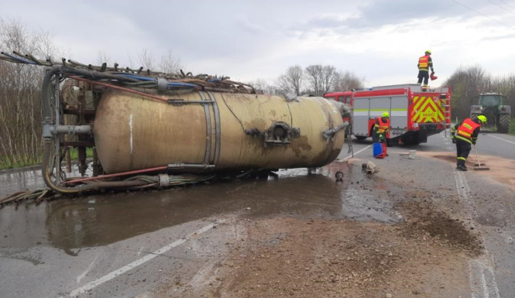 Mladý řidič traktoru s cisternou jel rychle a boural. Škoda je dva miliony korun