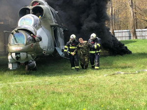 Simulovaný pád vrtulníku, požár, úmrtí, těžce zranění. Záchranáři z Vysočiny opět prověřili svou připravenost