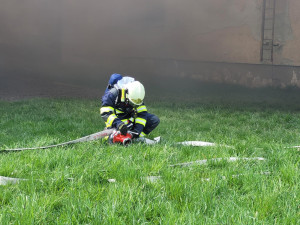 Simulovaný pád vrtulníku, požár, úmrtí, těžce zranění. Záchranáři z Vysočiny opět prověřili svou připravenost