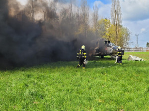 Simulovaný pád vrtulníku, požár, úmrtí, těžce zranění. Záchranáři z Vysočiny opět prověřili svou připravenost