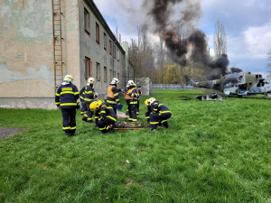 Simulovaný pád vrtulníku, požár, úmrtí, těžce zranění. Záchranáři z Vysočiny opět prověřili svou připravenost