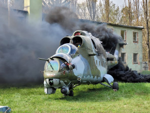 Simulovaný pád vrtulníku, požár, úmrtí, těžce zranění. Záchranáři z Vysočiny opět prověřili svou připravenost