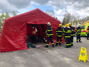 Simulovaný pád vrtulníku, požár, úmrtí, těžce zranění. Záchranáři z Vysočiny opět prověřili svou připravenost
