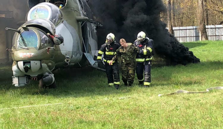 Simulovaný pád vrtulníku, požár, úmrtí, těžce zranění. Záchranáři z Vysočiny opět prověřili svou připravenost