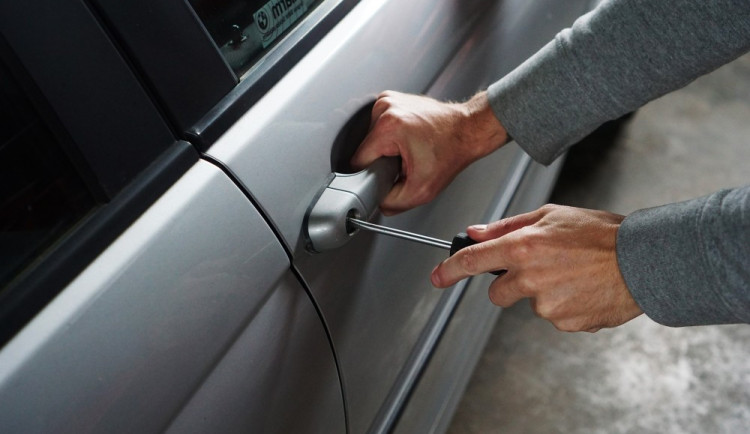 Auto není trezor. Policie hledá zloděje, který z Volva sebral batoh s hotovostí, doklady a platební kartou