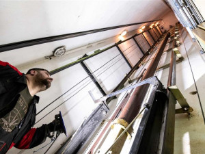 Foto z výměny výtahu