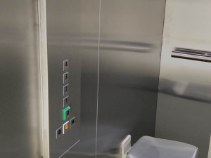 FOTO: Výtah na jihlavském magistrátu už zase jezdí. Výměna po třiceti letech trvala přesně měsíc