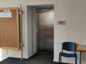 FOTO: Výtah na jihlavském magistrátu už zase jezdí. Výměna po třiceti letech trvala přesně měsíc