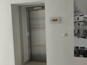 FOTO: Výtah na jihlavském magistrátu už zase jezdí. Výměna po třiceti letech trvala přesně měsíc