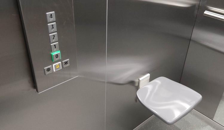 FOTO: Výtah na jihlavském magistrátu už zase jezdí. Výměna po třiceti letech trvala přesně měsíc