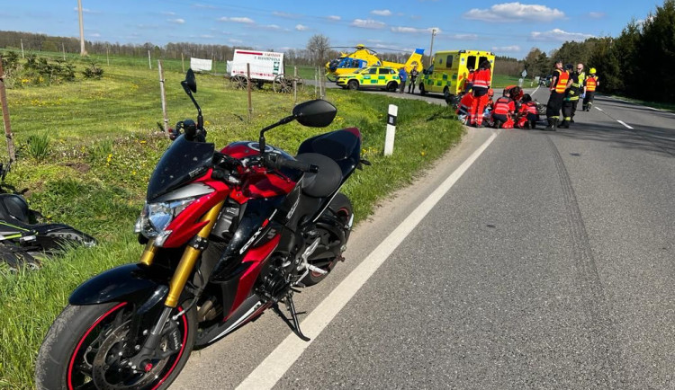 Jihočeští záchranáři dnes opět vyráželi k vážným nehodám motocyklů. Na Písecku se srazili tři motorkáři