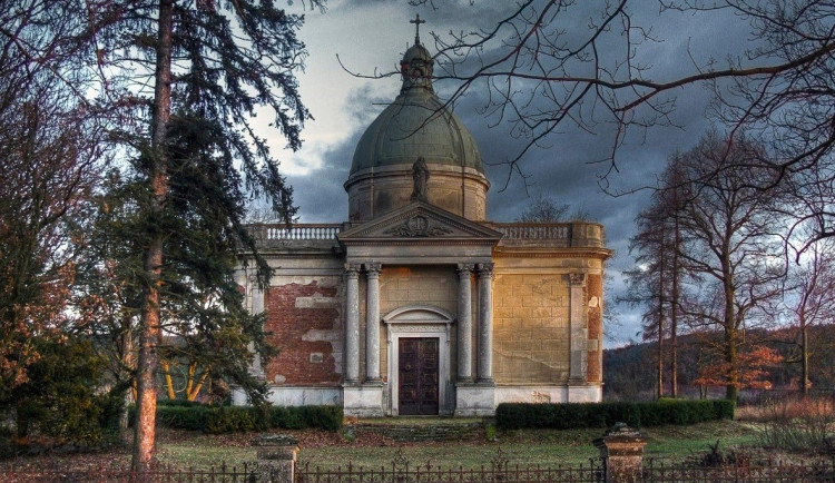 Archivní snímek hrobky rodu Pallavicini u Jemnice