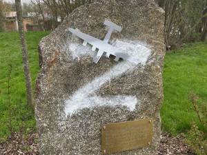 FOTO: V Polné někdo posprejoval památník. Je to trestuhodný čin vandala, říká místostarosta Bohdálek