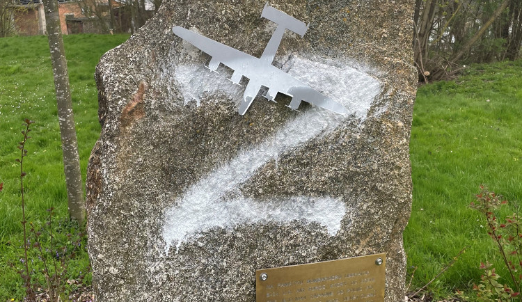 V Polné někdo posprejoval památník.