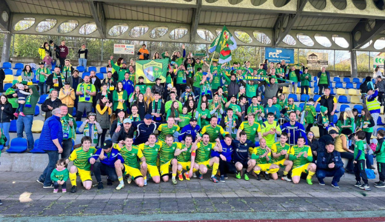 Pochod, vlajky a dýmovnice. I. A třída nabídla lepší atmosféru než ligový fotbal