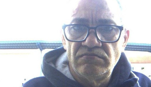 Seniorka v Jihlavě přišla o platební kartu, zloděj z ní opakovaně vybral peníze. Neznáte muže na fotkách?